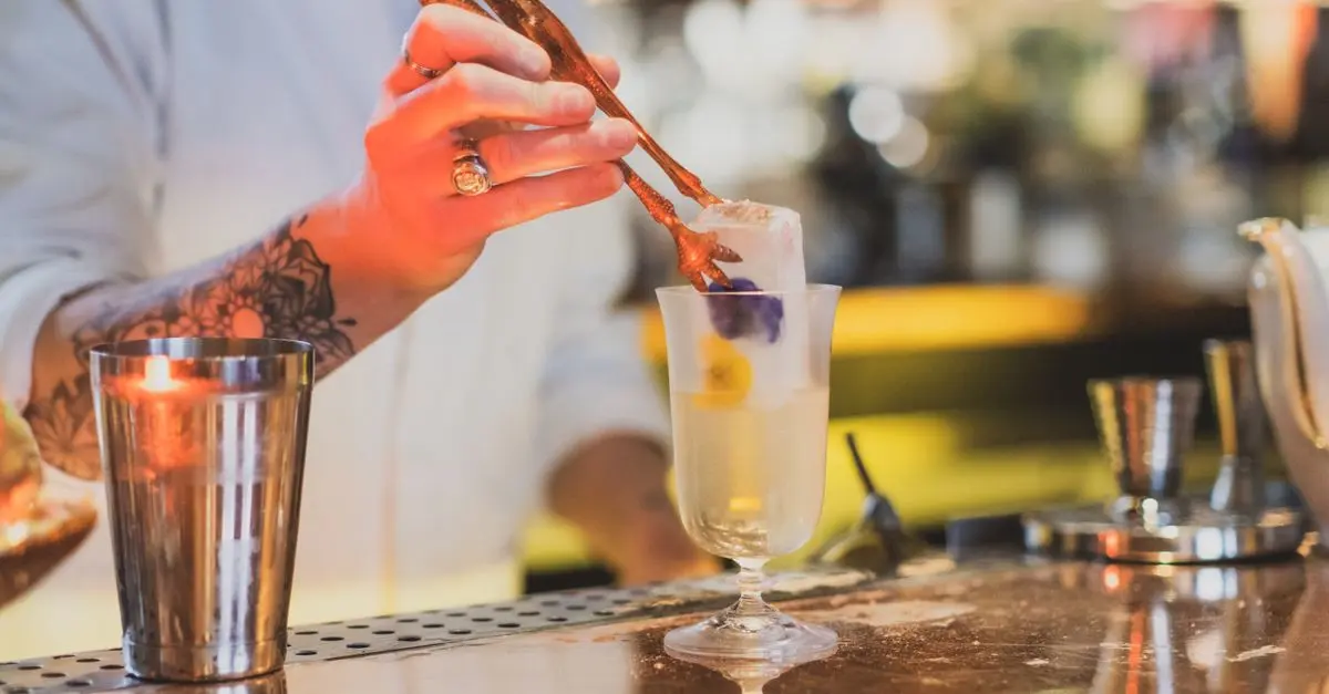 Guide Complet des Techniques de Mixologie pour Cocktails Réussis