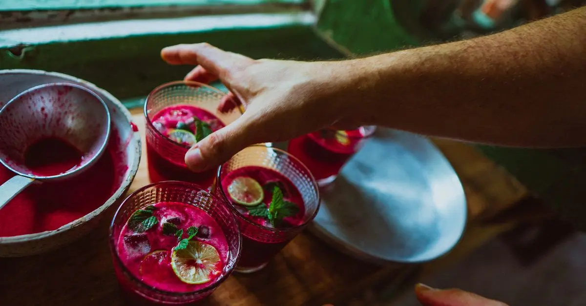 Comment Utiliser les Herbes Fraîches dans vos Cocktails