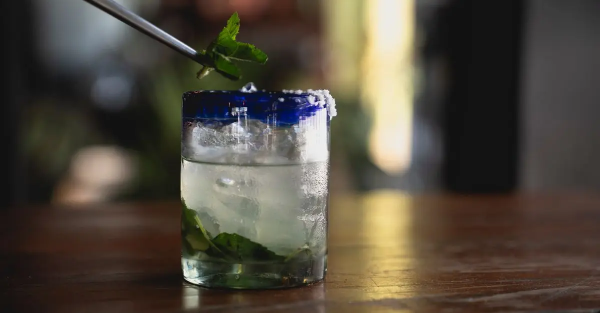 Guide des cocktails incontournables à connaître pour vos soirées