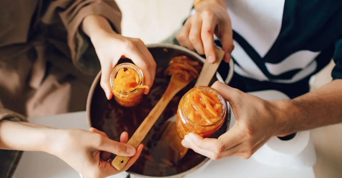 Expérimenter avec les sirops maison pour cocktails