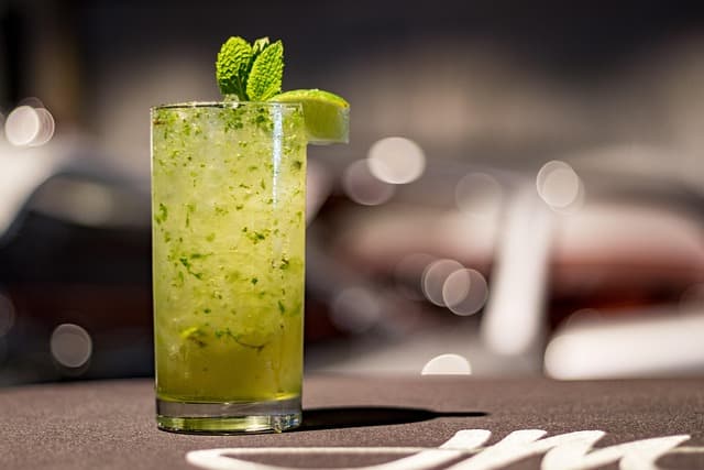 Guide Ultime des Cocktails à Réaliser à la Maison